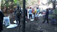 Babinsa dan Warga Desa Cilopadang Majenang Lakukan Karya Bhakti Perbaiki Tanggul Jebol