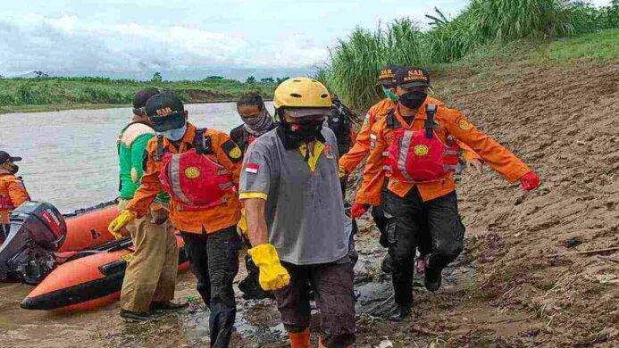 Jasad Rastub berhasil ditemukan dan dievakuasi dari sungai Rawalumbu Brebes oleh tim SAR Gabungan