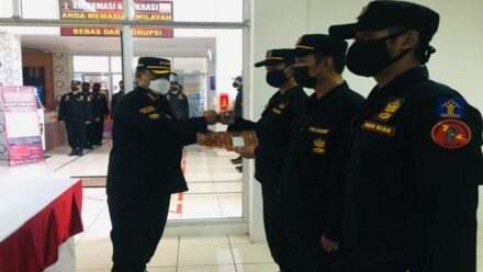 Pemberian penghargaan kepada Tiga Pegawai Teladan di Lapas High Risk Pasir Putih Nusakambangan
