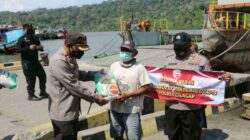 Kapolres Cilacap Distribusikan Bantuan Beras ke Masyarakat Maritim