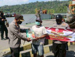 Kapolres Cilacap Distribusikan Bantuan Beras ke Masyarakat Maritim