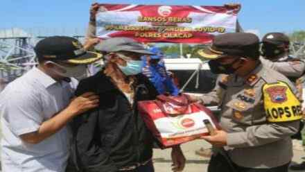 Kapolres Cilacap Bagikan Sembako di Kampung Laut