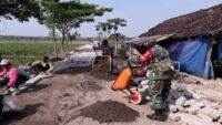 Kompak, Babinsa dan Bhabinkamtibmas Polres Blora Bantu Warga Pasang Paving Jalan