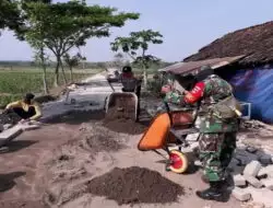 Kompak, Babinsa dan Bhabinkamtibmas Polres Blora Bantu Warga Pasang Paving Jalan