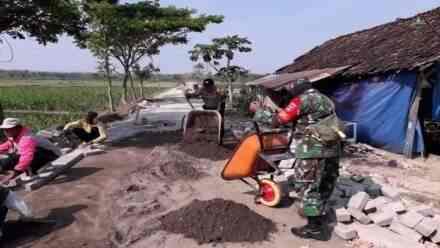 Kompak, Babinsa dan Bhabinkamtibmas Polres Blora Bantu Warga Pasang Paving Jalan