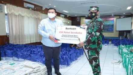 Pertamina Distributes Hundreds of Basic Food Packages through Lanal Cilacap