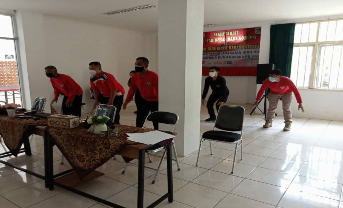 Petugas Lapas High Risk Pasir Putih Nusakambangan mengikuti kegiatan senam secara virtual