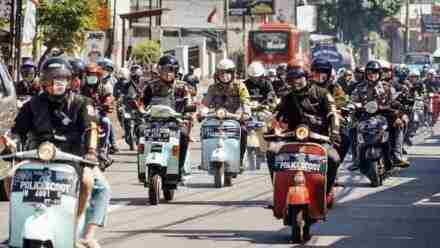 Rombongan Club Vespa Polda Jateng “PoliceScoot” Meluncur ke Lereng Merbabu Giat Baksos