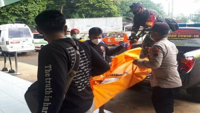 Polres Purbalingga Evakuasi Mayat Pria di Sungai Pekacangan