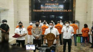 Dittipideksus Polri Serahkan 6 Tersangka Edccash beserta Barang Bukti ke Kejaksaan Bekasi