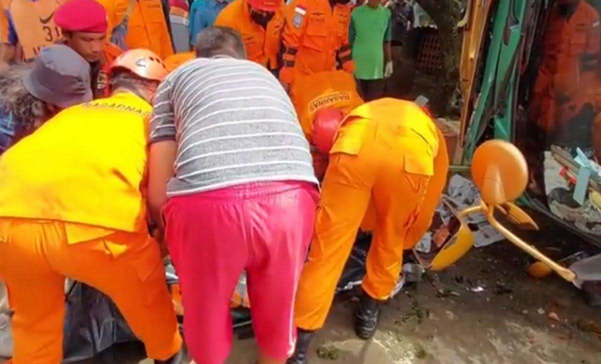 Proses Evakuasi Korban Terjepit Badan Truk Tangki Minyak Sawit di Maos Cilacap