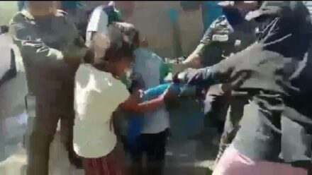 Viral Oknum Pol PP dan Preman Tendang Anak Kecil dan ibu-ibu Hingga Pingsan di Besipae NTT