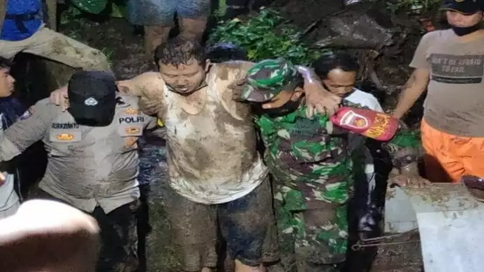 TNI Polri dan Warga Evakuasi Korban Tanah Longsor di Kelurahan Lempongsari Semarang