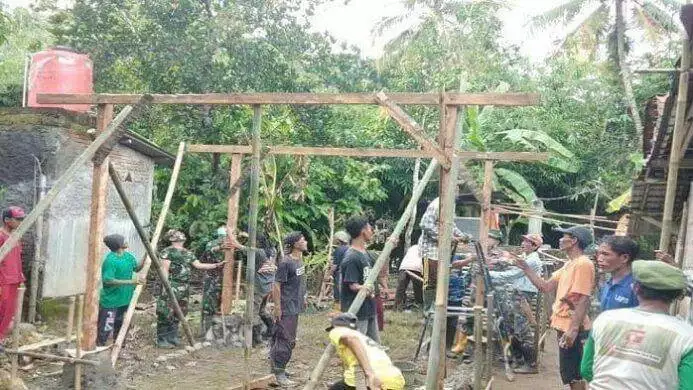 Hidup Sebatang Kara, Azhari dan Ibu Sikar Dibuatkan Rumah Oleh TNI dan Warga Desa Pahonjean Majenang