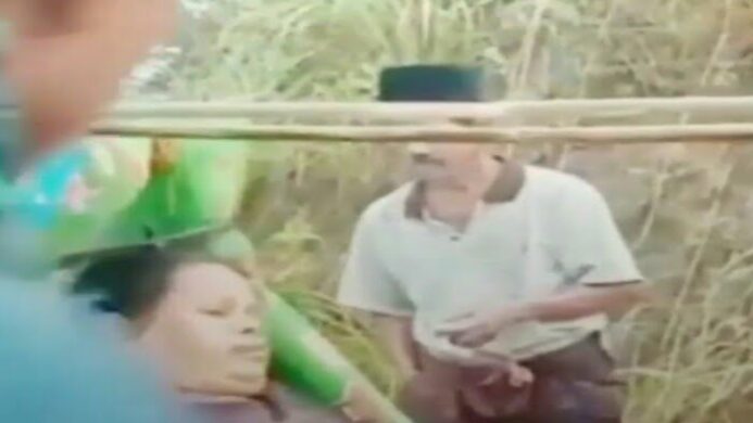 Tangkapan Layar Video Ibu Hamil di Polewali Mandar di Tandu ke Puskesmas