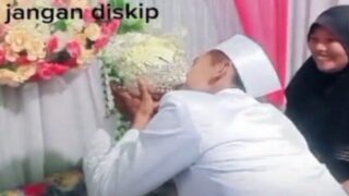 Viral, Pria Ini Bingung Cium Istri Sah, Pas Diajarin Langsung Nyosor