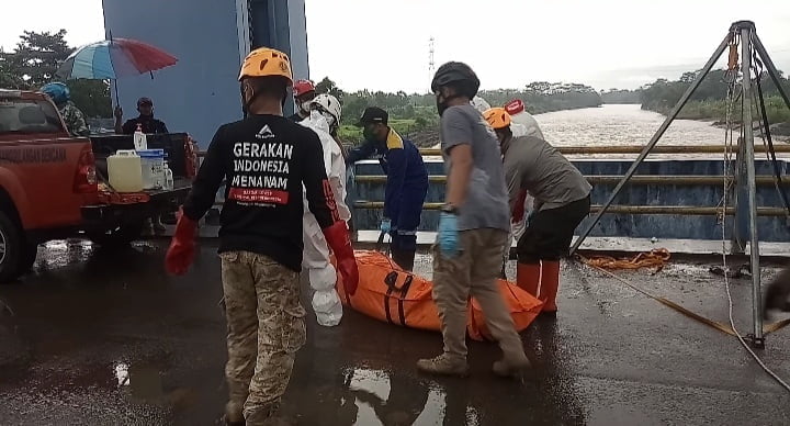 Tim Sar Gabungan Evakuasi Mayat Terapung di Bendungan Manganti