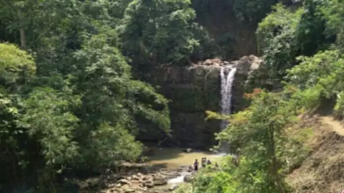 air terjun curug penganten karangpucung dari kejauhan