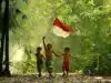 anak indonesia kibarkan benedera merah putih