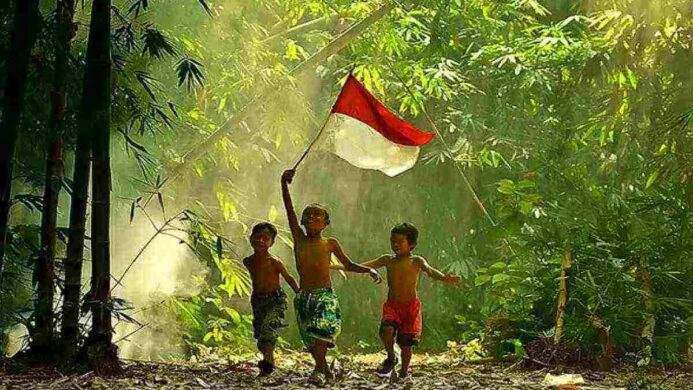 anak indonesia kibarkan benedera merah putih
