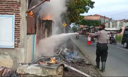 Diduga Kompor Lupa Dimatikan, Sebuah Warung Makan di Padamara Purbalingga Terbakar