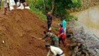 Tanggul Sungai Cibeureum Waneraja Jebol, TNI bersama Warga Kompak Kerja Bakti