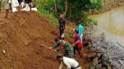 Tanggul Sungai Cibeureum Waneraja Jebol, TNI bersama Warga Kompak Kerja Bakti