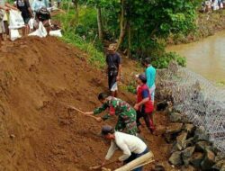 Tanggul Sungai Cibeureum Waneraja Jebol, TNI bersama Warga Kompak Kerja Bakti