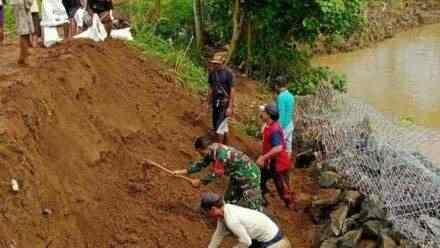 Tanggul Sungai Cibeureum Waneraja Jebol, TNI bersama Warga Kompak Kerja Bakti