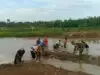 babinsa koramil nusawungu bersama warga bersihkan aliran sungai