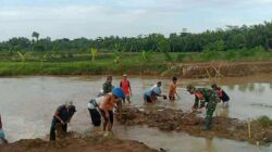 Babinsa Koramil 05 Nusawungu Bersama Warga Bersihkan Aliran Sungai Mbodo