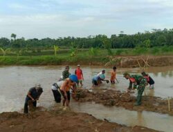 Babinsa Koramil 05 Nusawungu Bersama Warga Bersihkan Aliran Sungai Mbodo