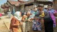 Rona Kebahagiaan Nenek Saat Bhabinkamtibmas Polsek Kayen Pati Serahkan Bantuan