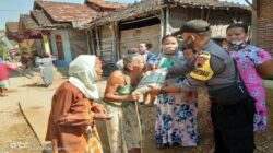 Rona Kebahagiaan Nenek Saat Bhabinkamtibmas Polsek Kayen Pati Serahkan Bantuan