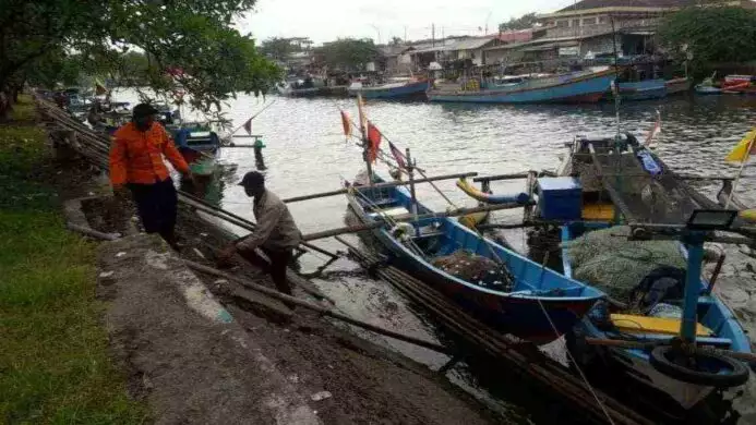 basarnas cilacap melakukan pencarian nelayan asal pangandaran yang tenggelam di srandil