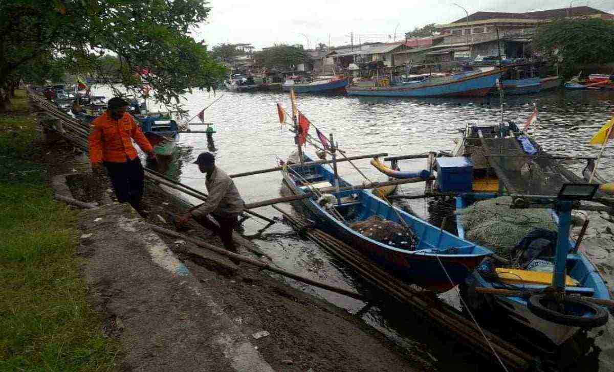 basarnas cilacap melakukan pencarian nelayan asal pangandaran yang tenggelam di srandil