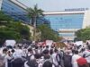di depan Gedung Kemnaker Ribuan CPMI demo dan bentangkan poster menuntut penempatan Korea kembali dibuka