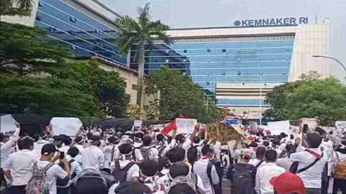 di depan Gedung Kemnaker Ribuan CPMI demo dan bentangkan poster menuntut penempatan Korea kembali dibuka