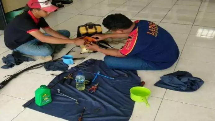 giatja lapas high risk pasir putih beraksi melakukan perawatan mesin pemotong rumput demi kebersihan lapas