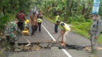 Melihat Adanya Jalan Amblas di Madusari Wanareja, Ini yang Dilakukan Aparat TNI