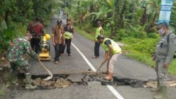 Melihat Adanya Jalan Amblas di Madusari Wanareja, Ini yang Dilakukan Aparat TNI