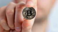 Populer Bisnis: Anjlok Terus, Elon Musk Stop Pembayaran Tesla dengan Bitcoin