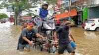 Fenomena Banjir Jadi Berkah Buat Jasa Gerobak Motor, Tarifnya Wow