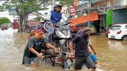 Fenomena Banjir Jadi Berkah Buat Jasa Gerobak Motor, Tarifnya Wow
