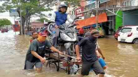 Fenomena Banjir Jadi Berkah Buat Jasa Gerobak Motor, Tarifnya Wow