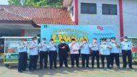 Ka-UPT se-Nusakambangan bersama Kalapas Cilacap berikan gerobak usaha untuk pedagang