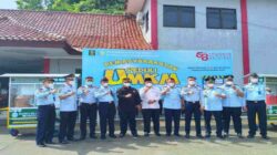 Ka-UPT se-Nusakambangan bersama Kalapas Cilacap berikan gerobak usaha untuk pedagang