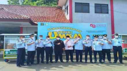 Ka-UPT se-Nusakambangan bersama Kalapas Cilacap berikan gerobak usaha untuk pedagang