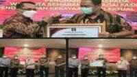 Kakanwil Kumham Jateng Serahkan Catatan Hak Cipta Lagu “Kudangan” Karya Ki Nartosabdho Ke Ahli Waris