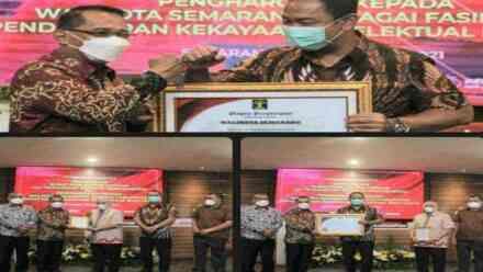 Kakanwil Kumham Jateng Serahkan Catatan Hak Cipta Lagu “Kudangan” Karya Ki Nartosabdho Ke Ahli Waris